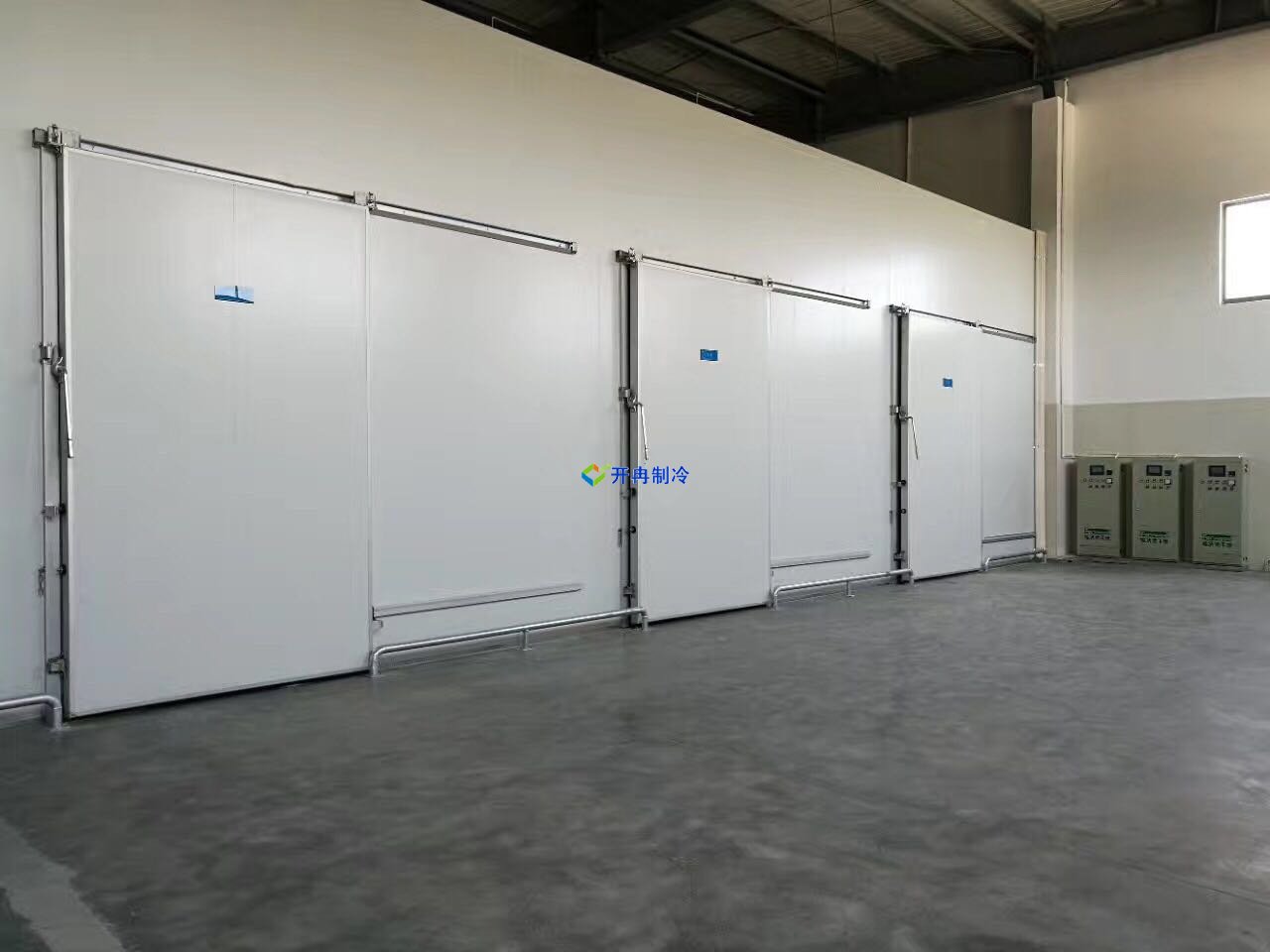 安裝一個-18℃低溫冷凍庫設備，耗電量kw/小時